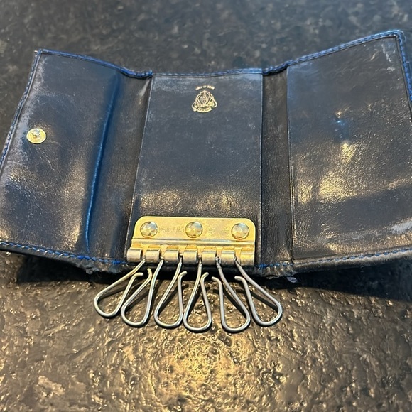 Vintage Gucci 6 key holder accessory navy blue with lotus floral print goldtone. - Picture 5 of 13